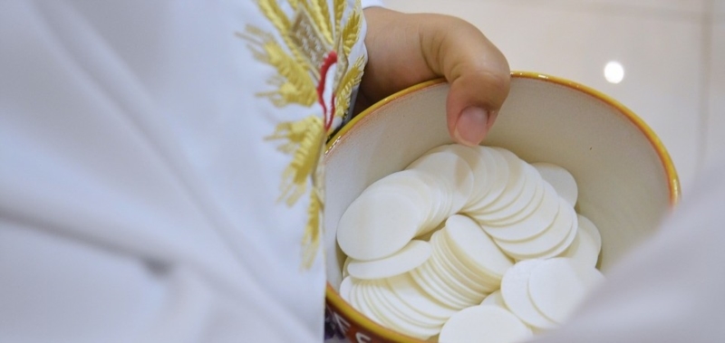 Essere punti di attrazione, per non arrendersi al male. Il Cardinale Sepe al Corpus Domini