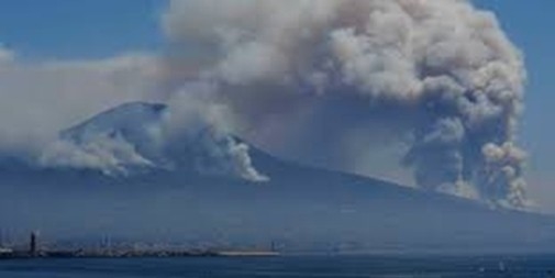 Il Vesuvio in fiamme. Messaggio del Cardinale Sepe